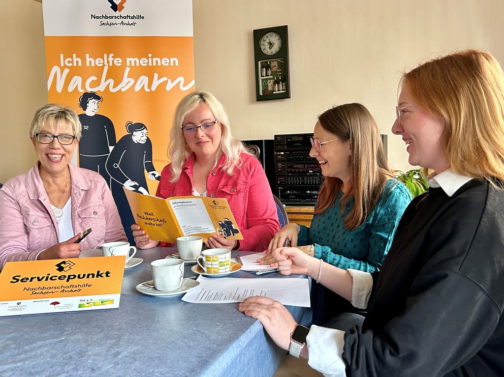 Karin Schöttner und Katharina Brauer vom Kreisbehindertenverband Eisleben (v.l.) schulen die Nachbarschaftshelfer.