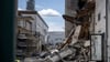 Trümmerteile liegen nach einem Großbrand vor einem zum Teil zerstörten Gebäude auf dem Gelände einer Firma für Metalltechnik in Berlin-Lichterfelde.