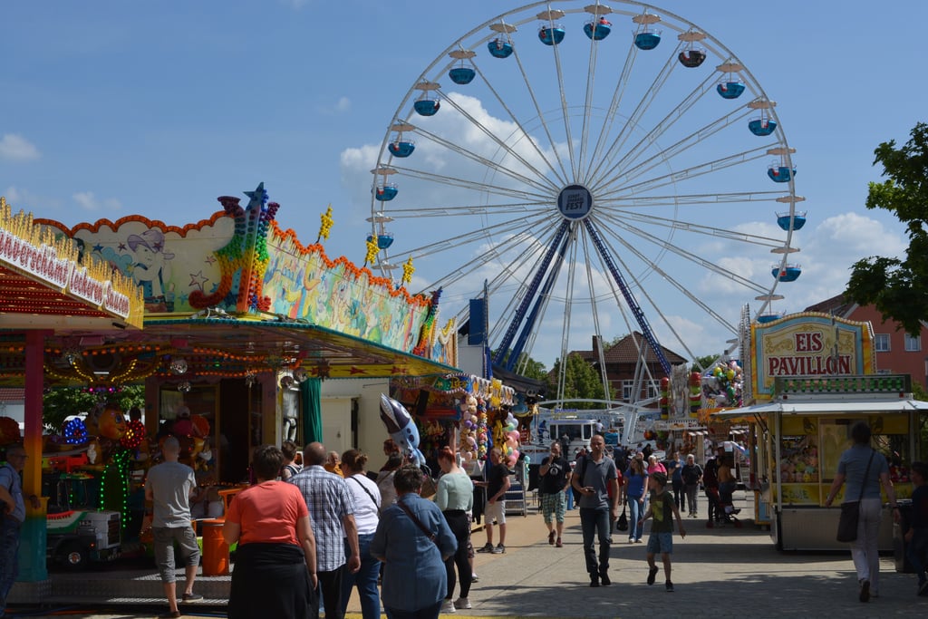 Zum 25. Stadt- und Spargelfest in Osterburg (Kreis Stendal) lockt auch das Riesenrad zur großen Party.