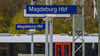 Ein 32 Jahre alter Mann hat am Herrentag im Magdeburger Hauptbahnhof mit Diebesgut um sich geworfen.