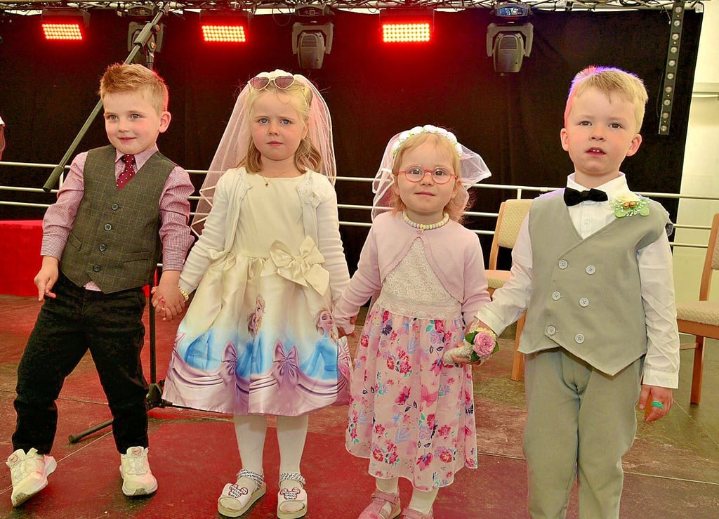Liam und Emily (von links) sowie Lilly und Tammo gaben sich als Kinder-Brautpaare beim Heiratsmarkt das Ja-Wort.