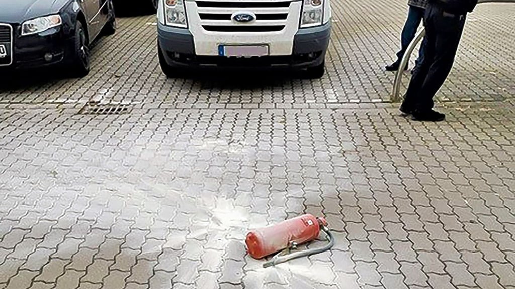 Der erste Wurf eines Feuerlöschers vom Parkdeck der Halberstädter Rathauspassagen traf am 26. Februar den hinten stehenden Transporter und beschädigte ihn schwer. Dieser und ein weiterer Wurf hätten aber auch tödlich enden können.