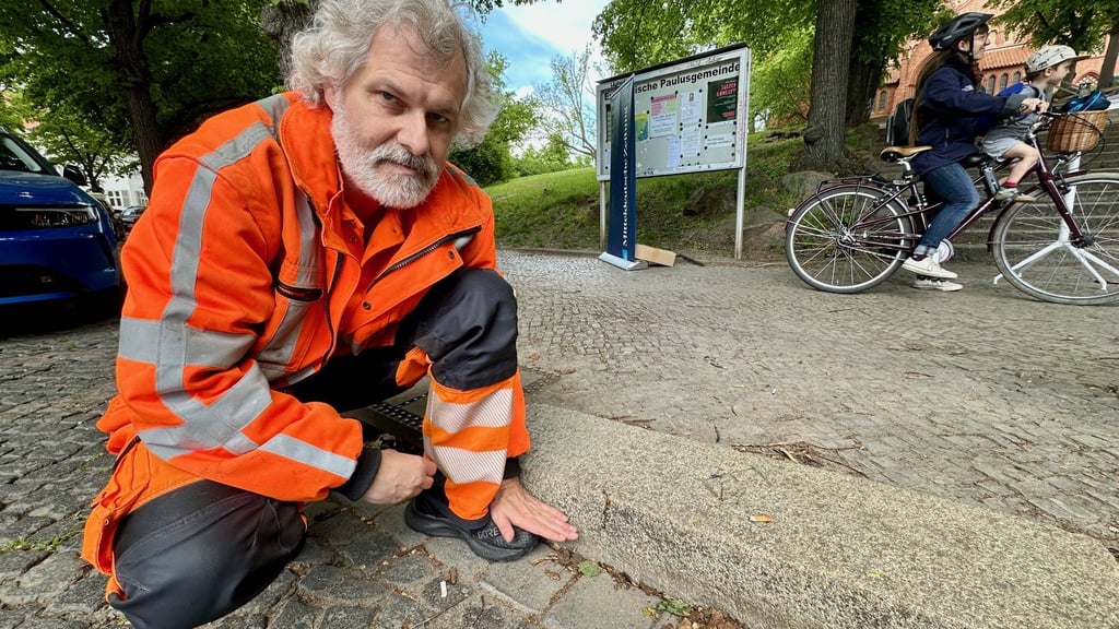 Frank Gryga wünscht sich niedrigere Bordsteinkanten. „Das ist hier so hoch, dass Gehbehinderte oder Familien mit Kinderwagen Probleme haben.“