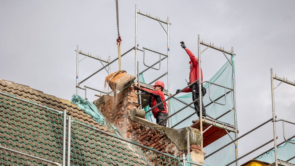Die Entfernung der Sandsteinblöcke am Giebel bildet den Anfang der Arbeiten. Das hier noch zu sehende Mauerwerk am Nordgiebel der Lichtenburg in Prettin ist mittlerweile vollständig abgetragen.