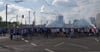 Fans des 1. FC Magdeburg beim Fanmarsch in Richtung Stadion.
