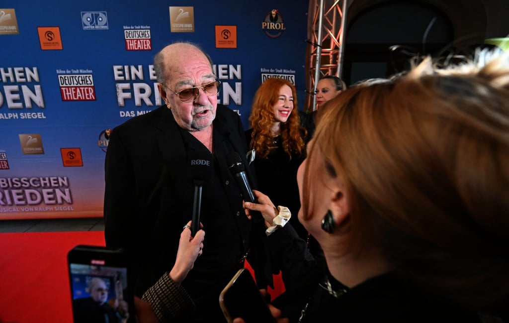 Komponist Ralph Siegel gibt ein Interview vor der München-Premiere seines Musicals „Ein bisschen Frieden“.