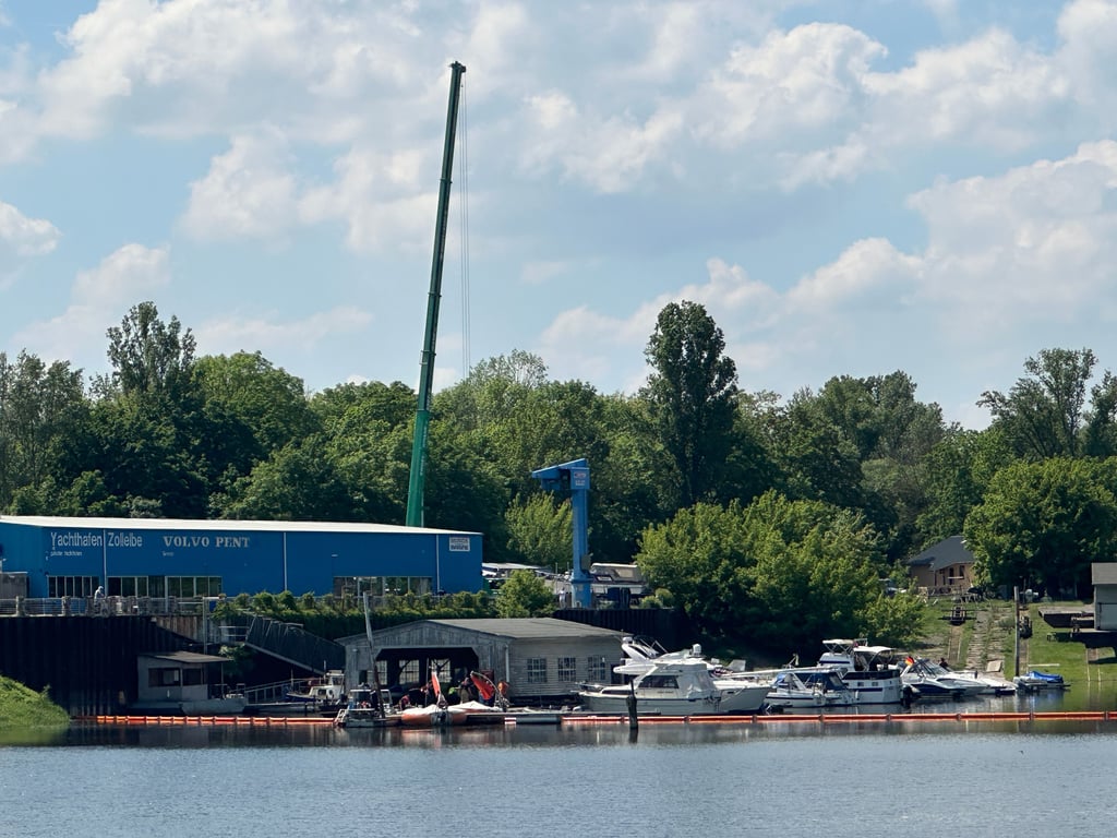 Mit diesem Kran sollte das 15 Meter lange Floß ins Wasser gesetzt werden.