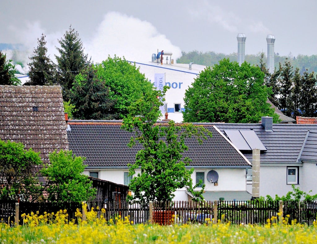 Die Dorfidylle trügt: Regelmäßig ist der Ort in unangenehm chemisch riechende Wolken gehüllt. Grund dafür ist die Dämmstoffherstellung im Swisspor-Werk.