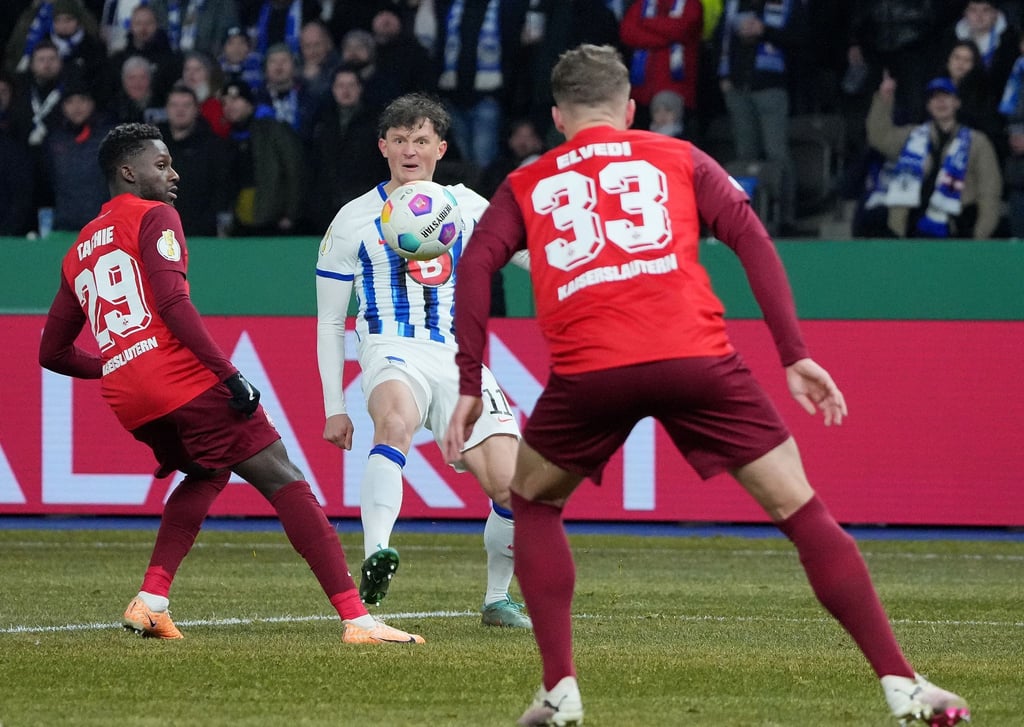Herthas Fabian Reese (M) gegen Richmond Tachie (l) und Jan Elvedi (r) von Kaiserslautern. Beide Mannschaften treffen am 11. Mai zum dritten Mal in der Saison aufeinander.