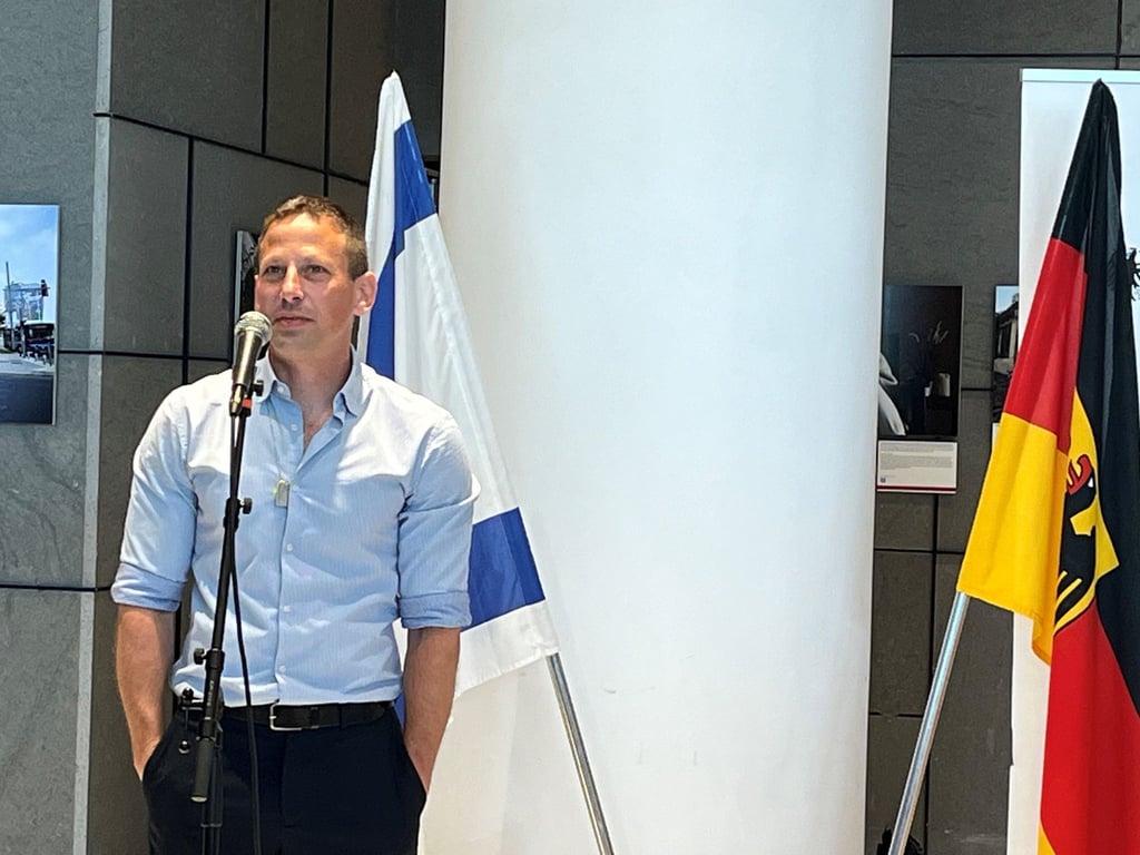 Der israelische Fotojournalist Erez Kaganovitz bei der Eröffnung der Ausstellung „Humans of October 7th“ (Menschen des 7. Oktober) in Tel Aviv.