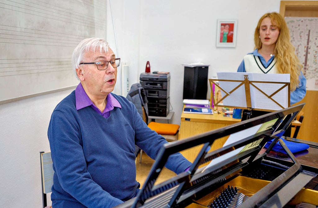 Mathias Büttner war viele Jahre lang Leiter der Zeitzer Musikschule Anna Magdalena Bach und unterrichtet Schülerin Pelekhata Roksolana.