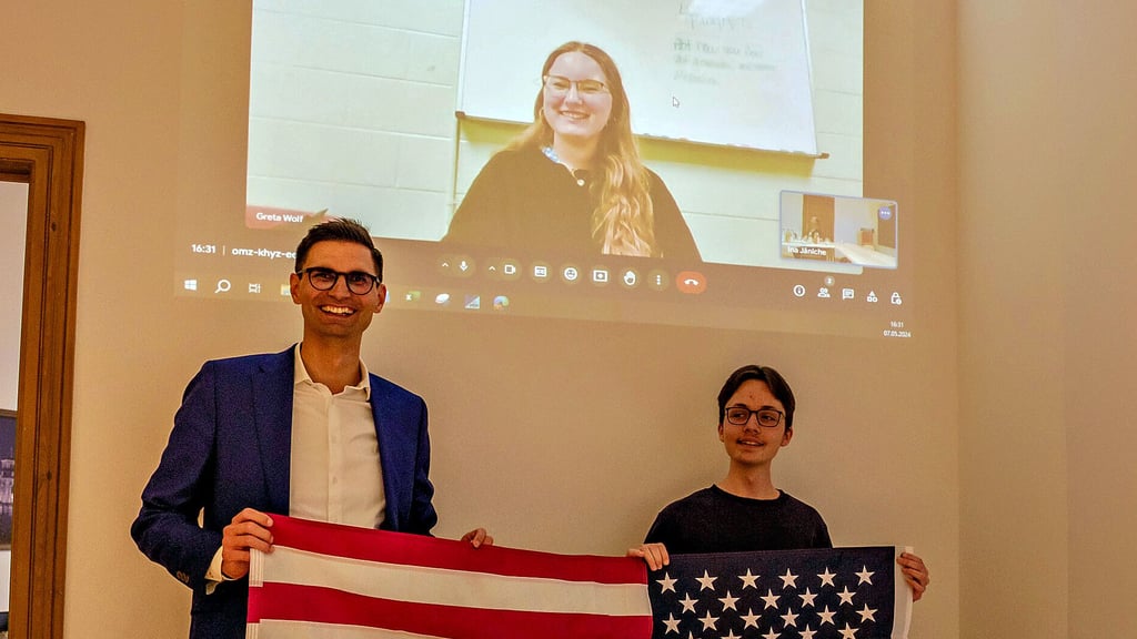 Stellen das Patenschaftsprogramm vor: Sepp Müller und Greta Wolf. Noah Hagemann (rechts) wird die Reise in die USA im Sommer antreten.