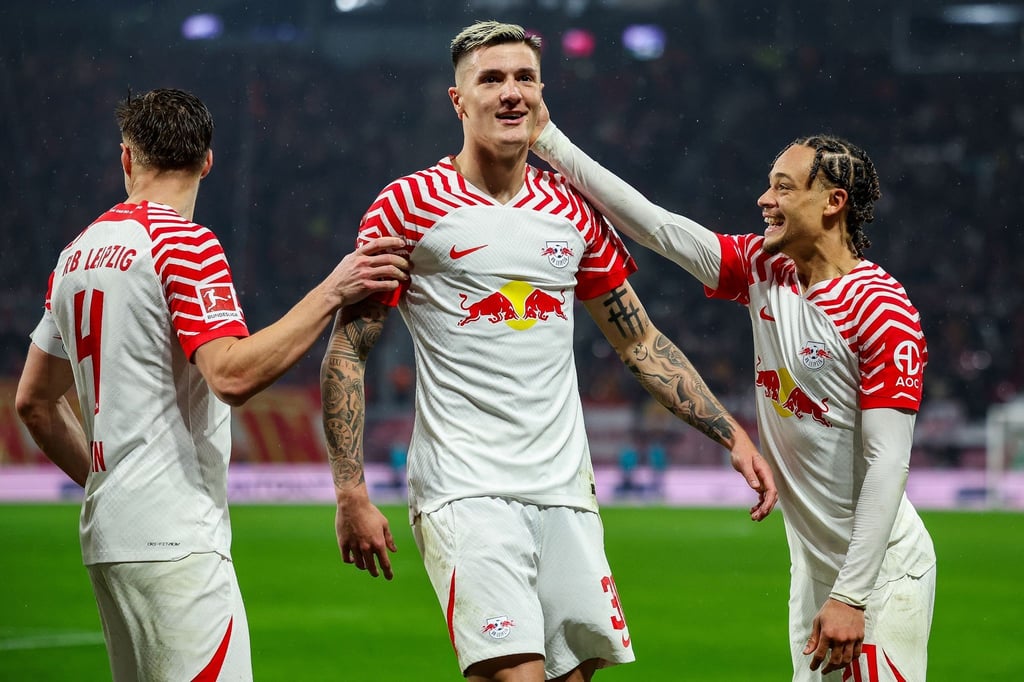 RB Leipzig arbeitet daran Benjamin Sesko (M) und Xavi Simons (r) auch nächstes Jahr noch in Sachsen zu halten.