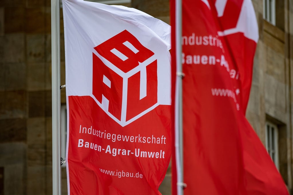 Flaggen wehen beim 23. ordentlichen Gewerkschaftstag der Industriegewerkschaft Bauen-Agrar-Umwelt.