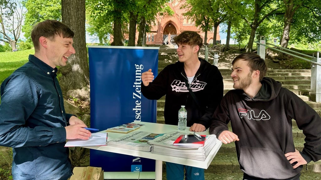 Beim MZ-vor-Ort-Gespräch kam Redakteur Denny Kleindienst auch mit Paul und Bruno (von links) ins Gespräch.
