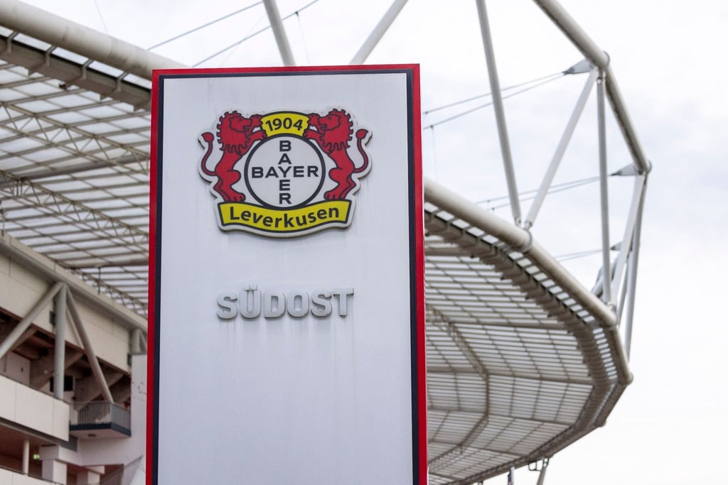 Blick auf das Fußballstadion von Bayer 04 Leverkusen am frühen Morgen.