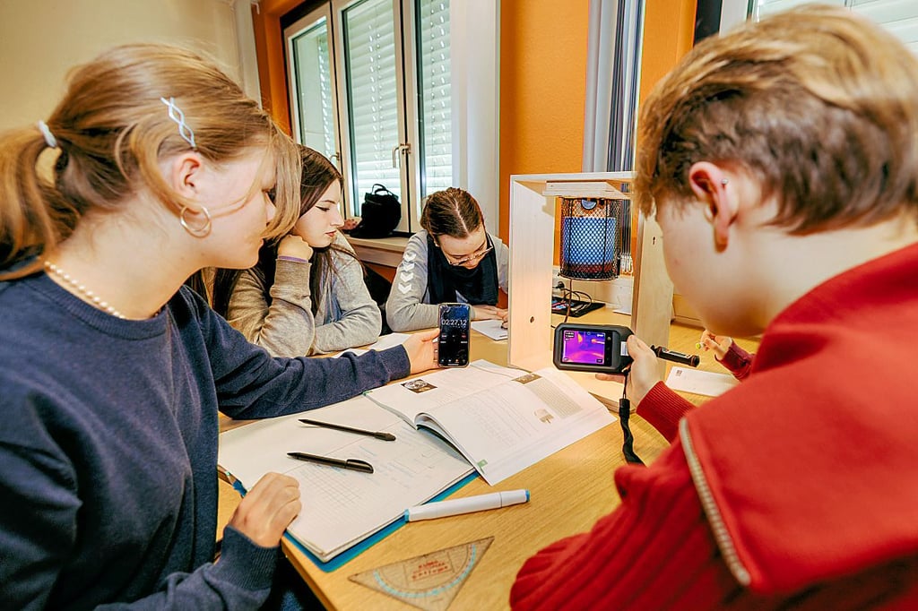 Die Jugendlichen lernen bei Experimenten mit Uni-Wissenschaftlern, wie wichtig physikalische Kenntnisse beim Lösen globaler Probleme sind.