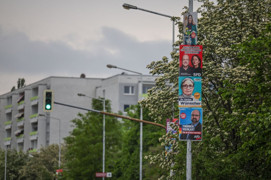 Wahlplakate hängen hoch oben an einem Laternenmast. In Sachsen-Anhalt findet am 9. Juni neben der Europawahl auch eine Kommunalwahl statt.