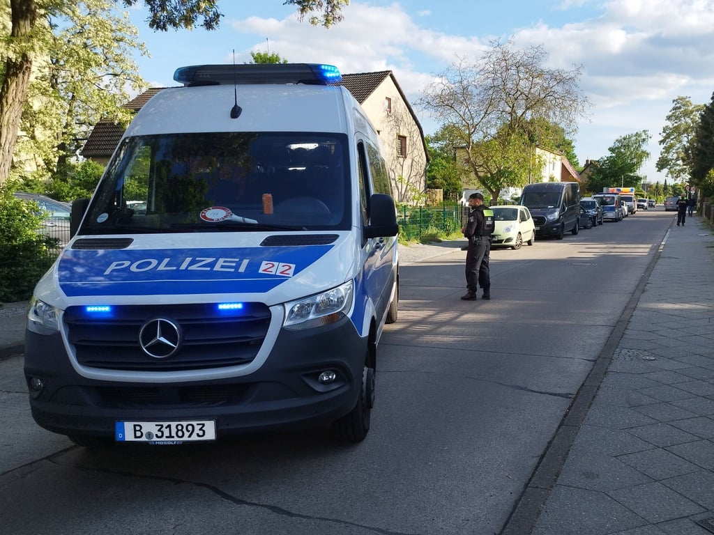 Polizisten sperren eine Straße im Berliner Bezirk Spandau für die Ermittlungsarbeiten.