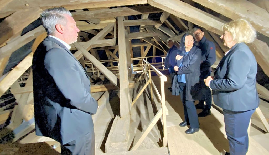 Bis ins Dach führen Ines Köhler (re.) und Mara Pinardi (3. v. re.) Staatssekretär Sebastian Putz. Mit dabei (im Hintergrund) Dachdeckermeister Thomas Fuhlbrück aus Schlieben und Matthias Scholz, Halle, der mit seinem Baubetrieb das Gebälk bestandssicher machte.