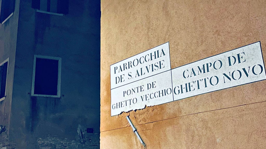 Hohe, schmale Häuser prägen das Bild des Campo de Ghetto Novo, einer Insel in Venedig.