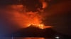 Auf diesem von der regionalen Katastrophenschutzbehörde Sitaro (BPBD Sitaro) veröffentlichten Foto glüht Lava im Krater des Vulkans Ruang, als dieser auf den Sanguine-Inseln in Indonesien ausbricht.