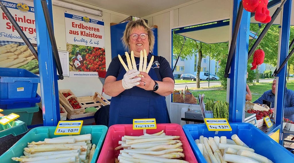 Schon seit 2016 verkauft Annette Neumann aus Havelberg in ihrem Stand beim Norma-Markt frischen Spargel vom Spargelhof Kremmen.