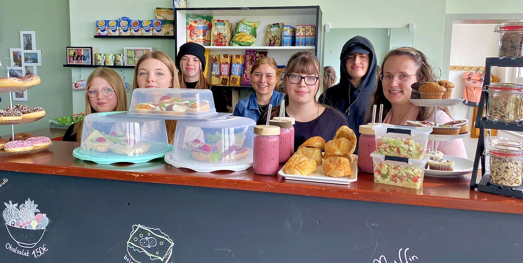 Carolin Reimann, Fiona Zimmermann, Mary Ladebeck, Sinem Okur, Laura Klus, Rajan Fetaovski und Juliane Utecht betreiben gemeinsam das Schülercafé der Lerchenfeldschule. Auch die Umbauarbeiten haben sie durchgeführt.