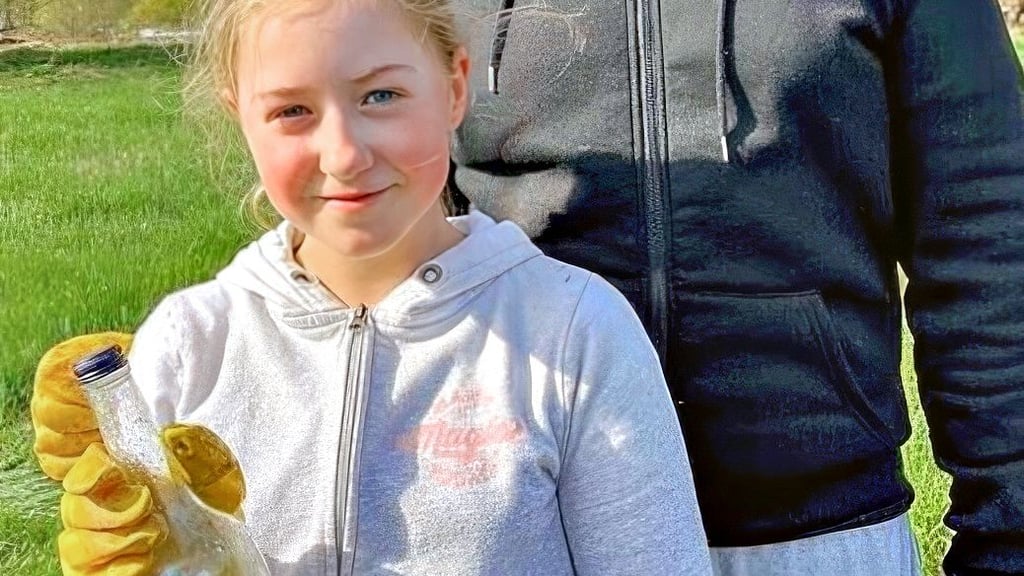 Zur Müllsammelaktion der Jägerschaft Dessau-Roßlau im April fanden Liz (10) und Joel (14) auf den Elbwiesen eine geheimnisvolle Flaschenpost.