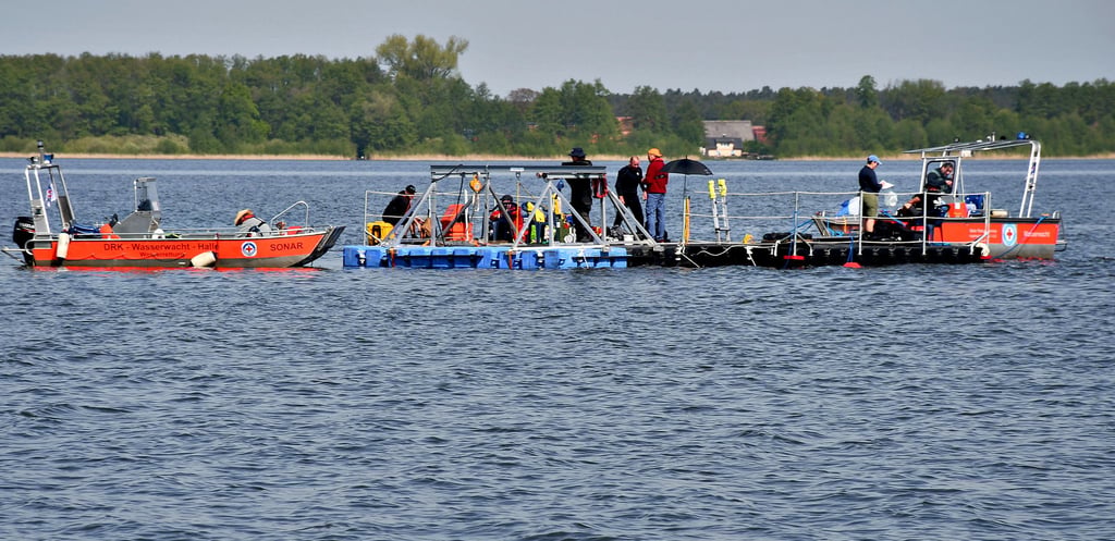 Um den Seegrund genau zu erforschen, nutzen erfahren Taucher eine Arbeitsplattform  als Startpunkt.