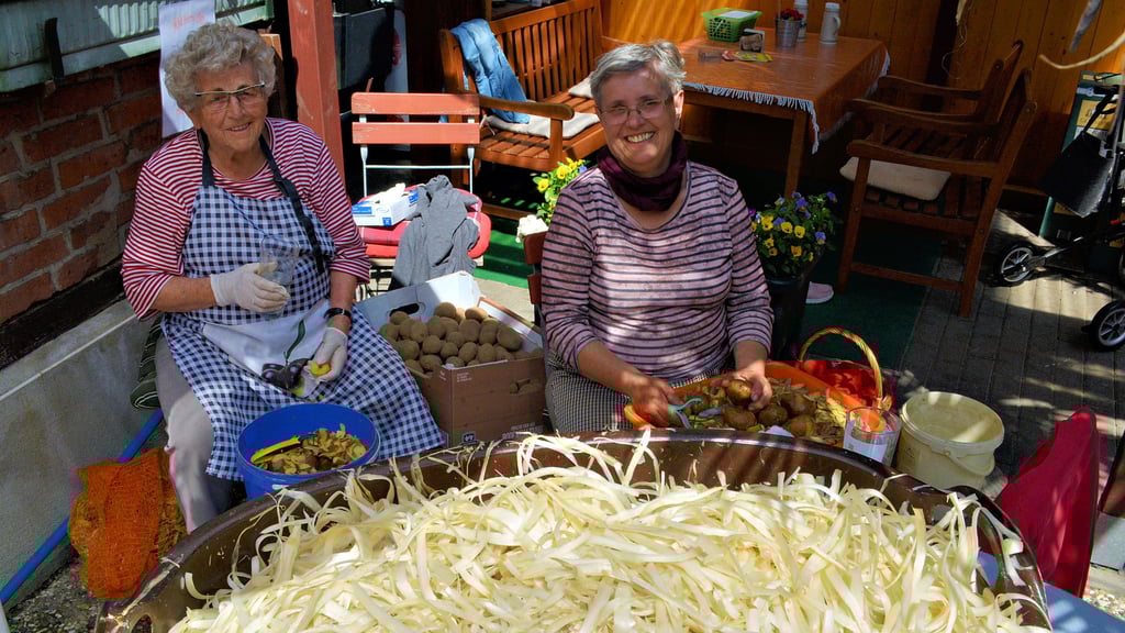 Es ist angerichtet: Elsbeth Schmeichel 87) und ihre Schwester Gurdun Stappenbeck (73) schälen Spargel für die Spargeltafel im Ratskeller in Osterburg.