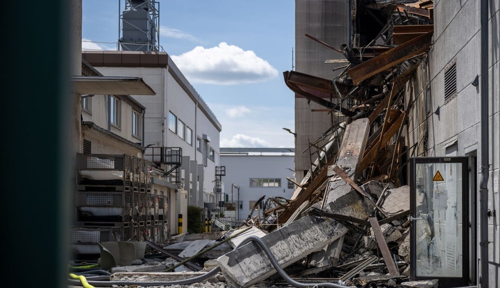 Trümmerteile liegen nach einem Großbrand vor einem zum Teil zerstörten Gebäude auf dem Gelände einer Firma für Metalltechnik in Berlin-Lichterfelde.
