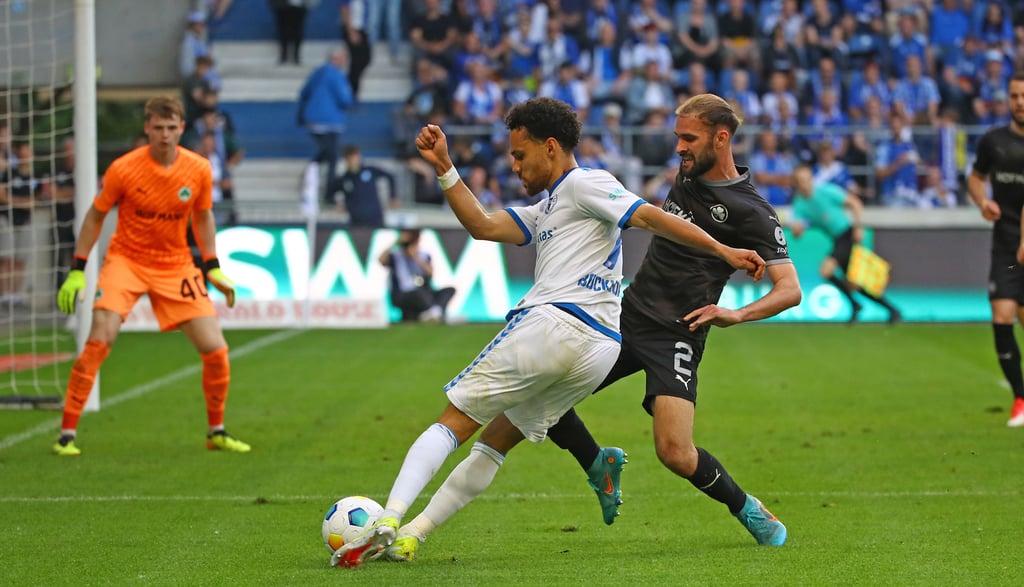 Trennten sich 0:0: Magdeburgs Herbert Bockhorn (l.) und Fürths Simon Asta.