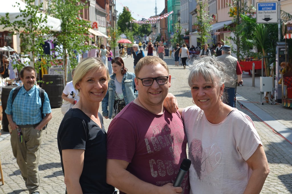 Vorfreude auf die Gästeschar: Gewerbetreibende Andrea Lux (rechts) mit David Riep vom Speckgrabenquartettund Managerin Jenny Packebuch beim Stadtfest in der Händler- und Partymeile, der Breiten Straße in Osterburg.