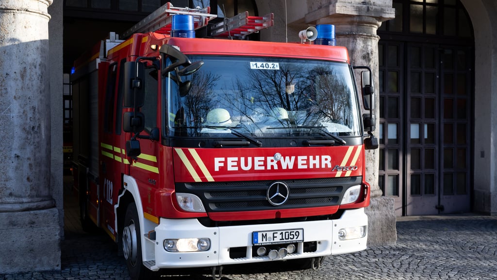 In Magdeburg halfen am Donnerstag mehrere Gartenpächter der Feuerwehr, einen kleinen Brand an der Bahnstrecke Richtung Berlin zu löschen.