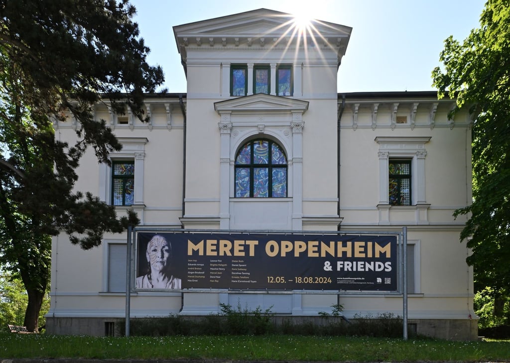 Mit einem Banner vor dem Kunsthaus Apolda Avantgarde wird für die Ausstellung „Meret Oppenheim & Friends“ geworben.