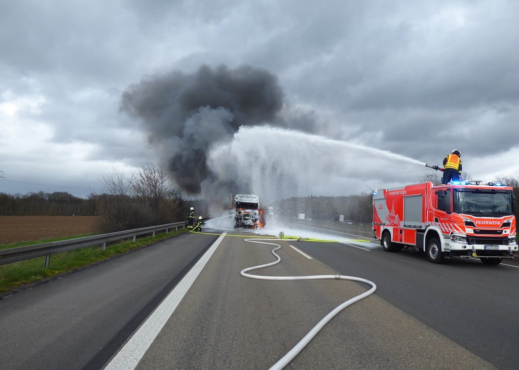 Wegen eines brennenden Lkws war die Merseburger Straße zwischen Großkayna und Braunsbedra am Freitagmorgen gesperrt.