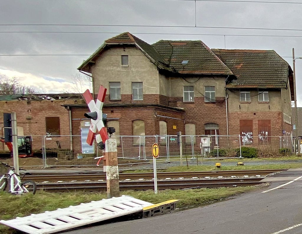 Noch immer ist keine endgültige Lösung für das Bahnhofsgebäude in Mühlanger in Sicht.
