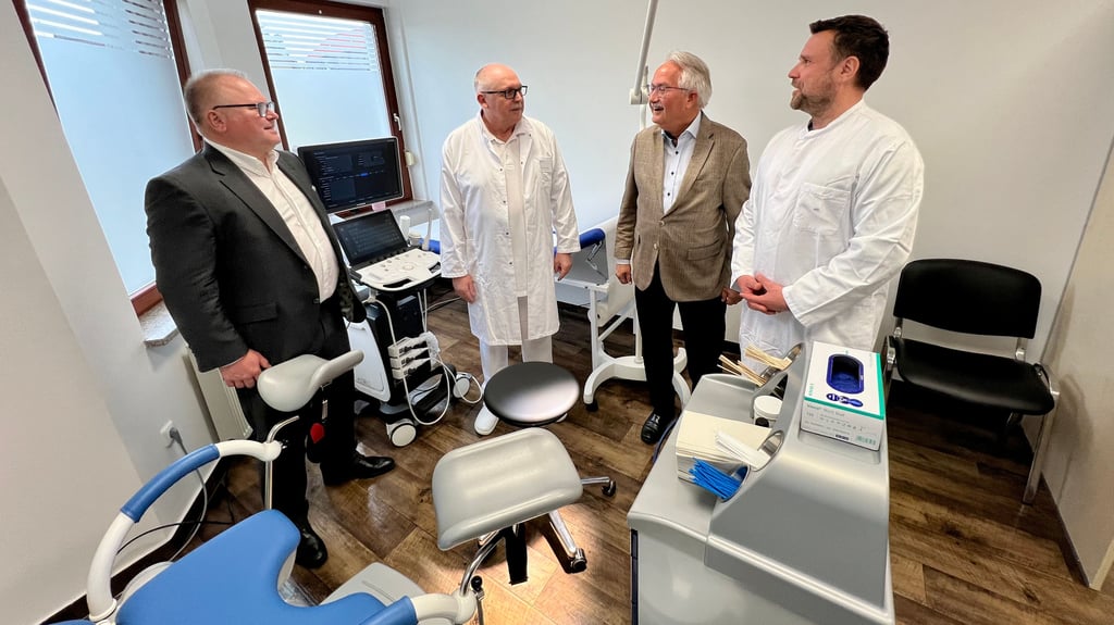 Zur Eröffnung der gynäkologischen Praxis des MVZ Bitterfeld-Wolfen in Raguhn beraten Gesundheitszentrum-Geschäftsführer René Rottleb, Knut Donner, der Ärztliche Direktor Volker Baumgarten und Chefarzt Francis Nauck (v.l.) vor Ort.