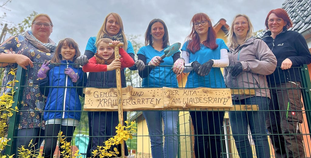 Jana Frehde (rechts) und ihr Team haben mit tatkräftiger Unterstützung von Eltern und vom Kinderförderverein einen Garten angelegt.