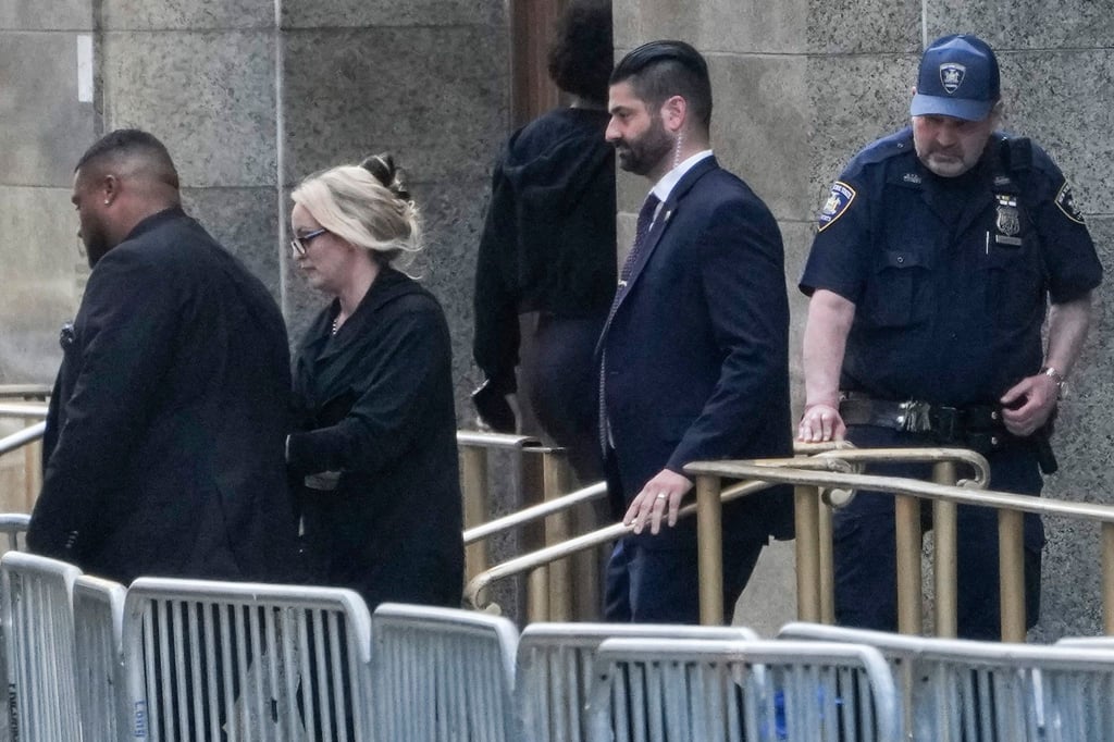 Stormy Daniels verlässt das Gerichtsgebäude in New York.