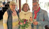 Ein Blumenstrauß für Andrea Pyrdok (Mitte), vom Hansering überreicht von Regine Schönberg und Frank Döbbelin.