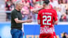 Christian Streich (l) bestritt gegen Heidenheim sein letztes Heimspiel als Trainer vom SC Freiburg.