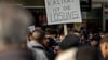 Teilnehmer einer Islamisten-Demo hielten bei der Demonstration am 27. April unter anderem ein Plakat mit der Aufschrift „Kalifat ist die Lösung“ in die Höhe.