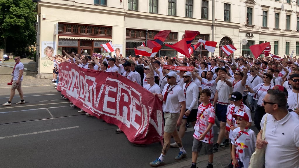 Laut und geschlossen: RB-Fans beim Fanmarsch vor dem Spiel gegen Bremen.