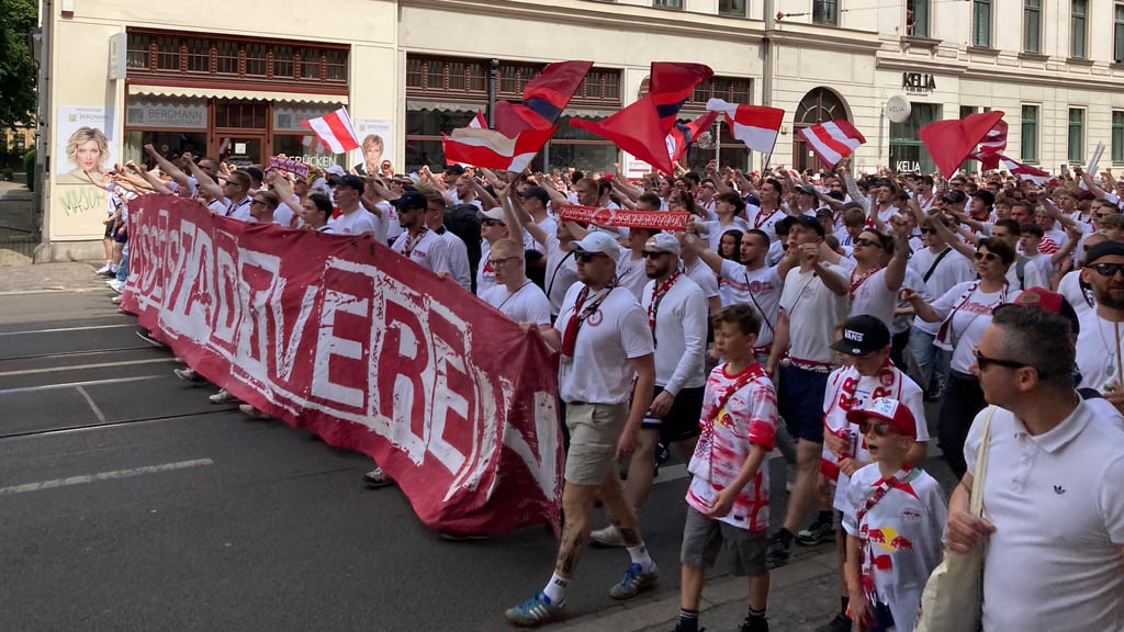 Laut und geschlossen: RB-Fans beim Fanmarsch vor dem Spiel gegen Bremen.