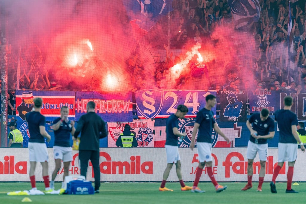 Holstein Kiel feiert den ersten Bundesliga-Aufstieg der Vereinsgeschichte.