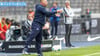 Trainer Pal Dardai von Hertha BSC steht gestikulierend am Spielfeldrand.