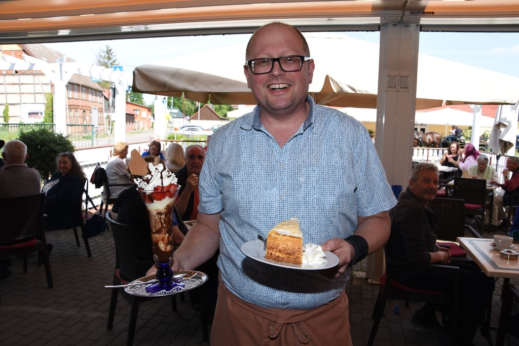 André Tepper auf der Terrasse seines Cafés Friedenseck in Kalbe.