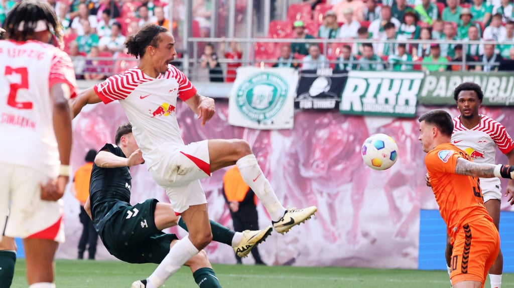 Einzige gefährliche Szene in den ersten 45 Minuten: Yussuf Poulsen scheitert an Zetterer